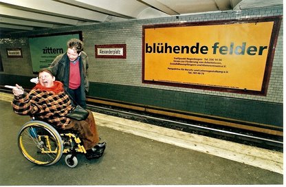 Plakataktion im U-Bahnhof Alexanderplatz 2001