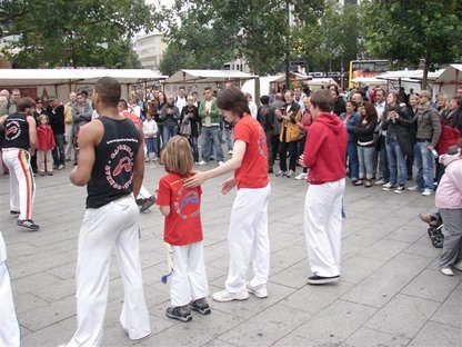 Besucher auf der Selbsthilfe-Markt auf dem Breitscheid-Platz 2007