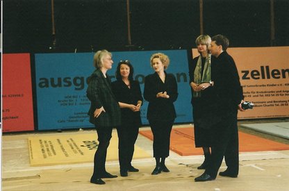 Gruppenbild der Initiatoren der Plakataktion im U-Bahnhof Alexanderplatz 2001