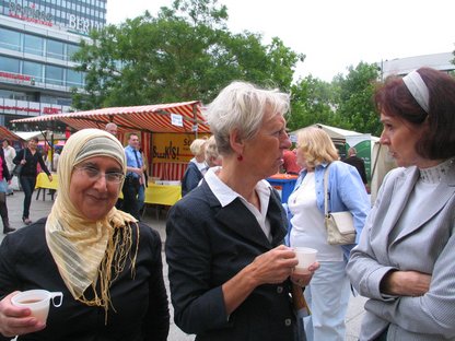 Besucher auf dem Selbsthilfemarkt Sommer 2009