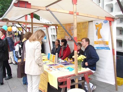 Stand auf der Selbsthilfe-Markt auf dem Breitscheid-Platz 2007