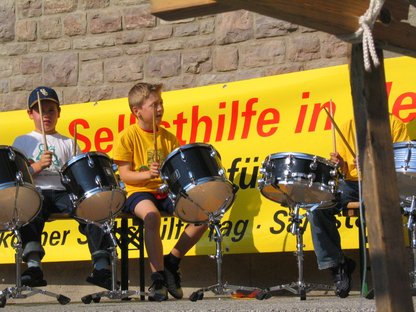 Percussion-Gruppe auf dem Selbsthilfe - Tag 2005 vor dem Neuköllner Rathaus
